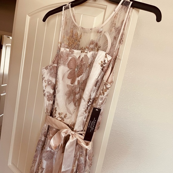 TAHARI Arthur S. Levine,  dress in size M color Rose Gold and cream background - Picture 14 of 16